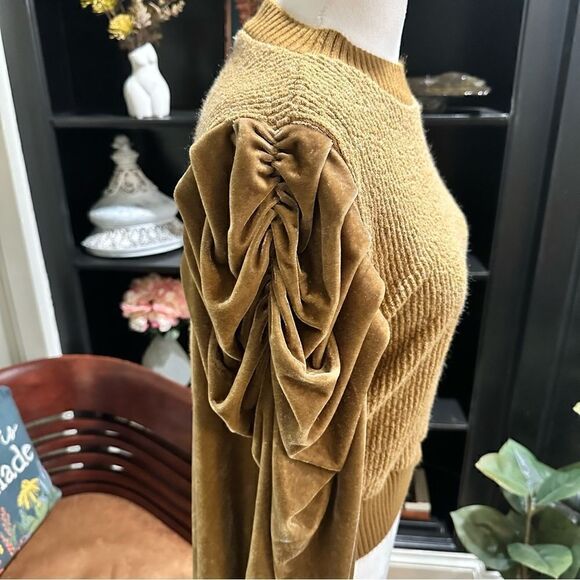 JJ's Fairyland Velvet Gold Sweater Size M - Picture 8 of 9